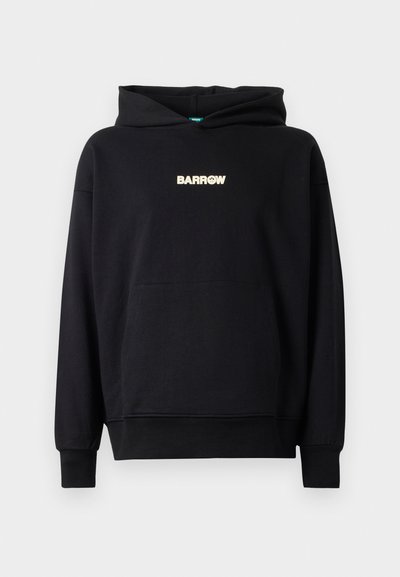Sudadera negra con un bolsillo canguro frontal, puños y dobladillo acanalados. Presenta el logo "BARROW" en un texto de color claro centrado en el pecho.