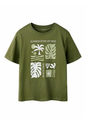 Groen T-shirt met korte mouwen met witte tropische afbeeldingen, waaronder een palmboom, grote bladeren, koraalvormen, zon en de tekst "SUMMER STATE OF MIND" en "BEACH DAYS".