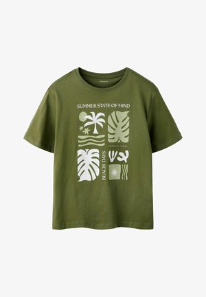 Groen T-shirt met korte mouwen met witte tropische afbeeldingen, waaronder een palmboom, grote bladeren, koraalvormen, zon en de tekst "SUMMER STATE OF MIND" en "BEACH DAYS".