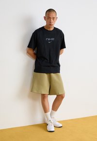 Nike Sportswear TEE - Trükipildiga T-särk - black