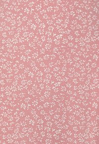 Vaaleanpunainen kangas, jossa on valkoinen kukkakuosi, jossa on pieniä kukkia ja lehtiä, tasaisesti sijoiteltuna kiinteän taustan yli. Pehmeä, teksturoitu pinta.