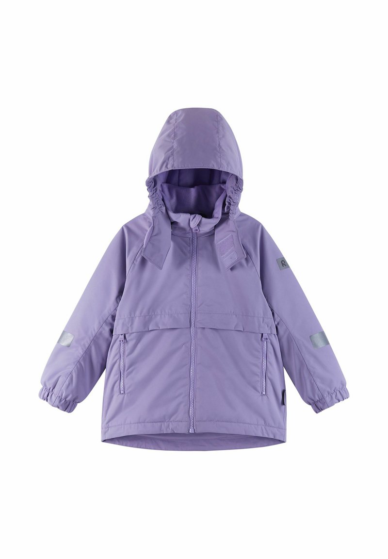 Fioletowa wodoodporna kurtka z kapturem, elastycznymi mankietami, z przodu na zamek oraz odblaskowymi akcentami. Posiada prosty design i miękką teksturę.