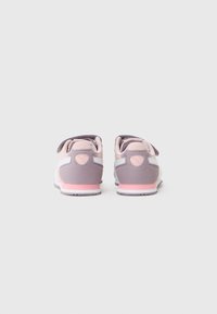 Vue arrière de baskets de sport présentant une combinaison de couleurs rose clair et gris, avec une tige en tissu doux et une sangle à crochets et boucles pour la fermeture.
