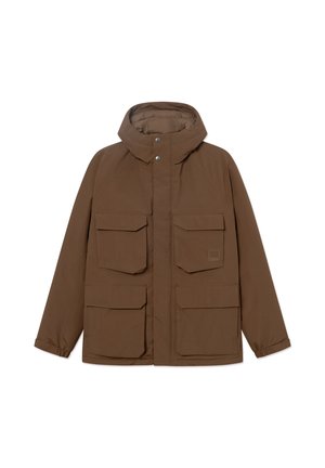 Veste à capuche marron avec quatre poches avant à rabat, poignets élastiques et fermeture par boutons-pression sur fond blanc.