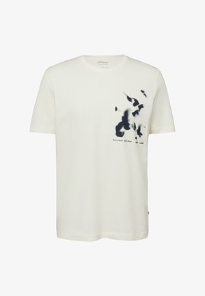 Biała koszulka z krótkim rękawem z czarnymi abstrakcyjnymi plamami i napisem "mniej znaczy więcej - mniej to nuda" na lewej piersi.