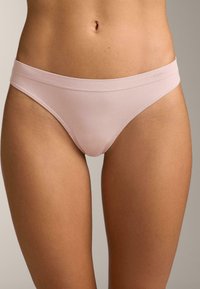 Svetlo roza bombažne bikini hlačke s mehkim, širokim pasom in gladko teksturo, z organskimi linijami in minimalnimi šivi.