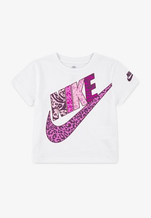 Biała koszulka Nike z krótkim rękawem z dużym różowym logo z nadrukiem zwierzęcym na przodzie i mniejszym logo Nike na lewym rękawie.