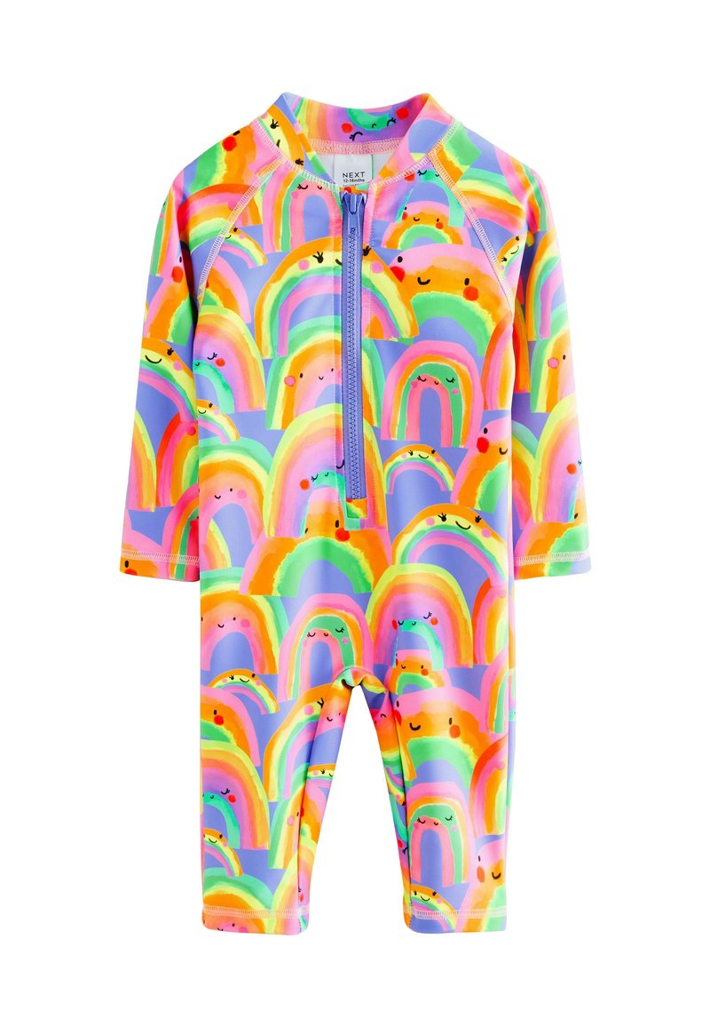 Un traje de neopreno colorido para niños con un patrón de arcoíris sobre un fondo lilas, con cremallera frontal, mangas largas y puños elásticos.