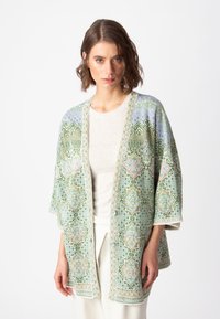 Kimono leggero e decorato in verde, blu e crema. Caratterizzato da una vestibilità comoda, maniche a tre quarti e bordi decorativi.