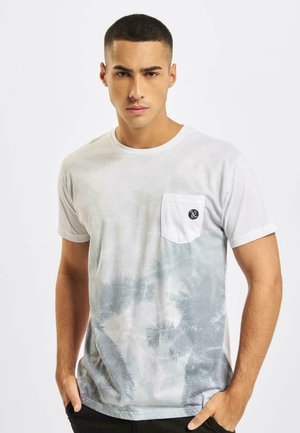 Weißes T-Shirt mit einem hellgrauen Palmblattmuster. Enthält eine Brusttasche mit einem schwarzen Logopatch. Kurze Ärmel, runder Halsausschnitt.