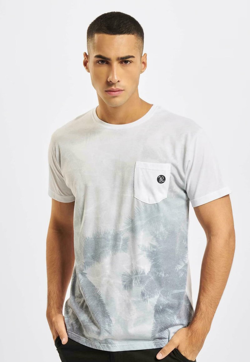 Valge T-särk, millel on heledat halli värvi palmi lehe muster. Selles on rinnatasku musta logoga. Lühikesed varrukad, ümar kaelus.