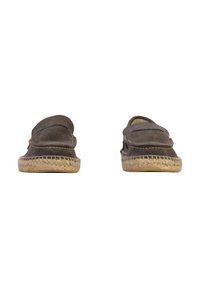 Scarpe slip-on marroni con una parte superiore in camoscio liscio, suola in juta intrecciata e un semplice design cucito lungo i bordi.