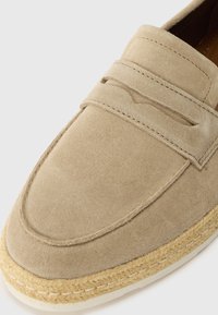 Thumbnail Image 6