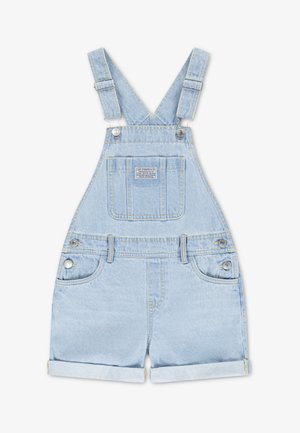 Světle modré džínové krátké lacláče s nastavitelnými popruhy, zaoblenými předními kapsami, stříbrným kováním a ohrnutým lemem na stehnech.