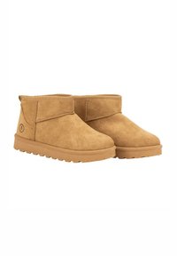 Botas de tobillo de ante color topo con punta redondeada, suela de goma plana y un diseño cosido en la parte superior. Presenta un logo en el lado exterior.