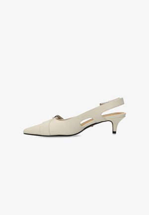 Slingback-hakken van off-white leer, met puntige neus, een kleine hak, zijsnedes en opvallende stikdetails.