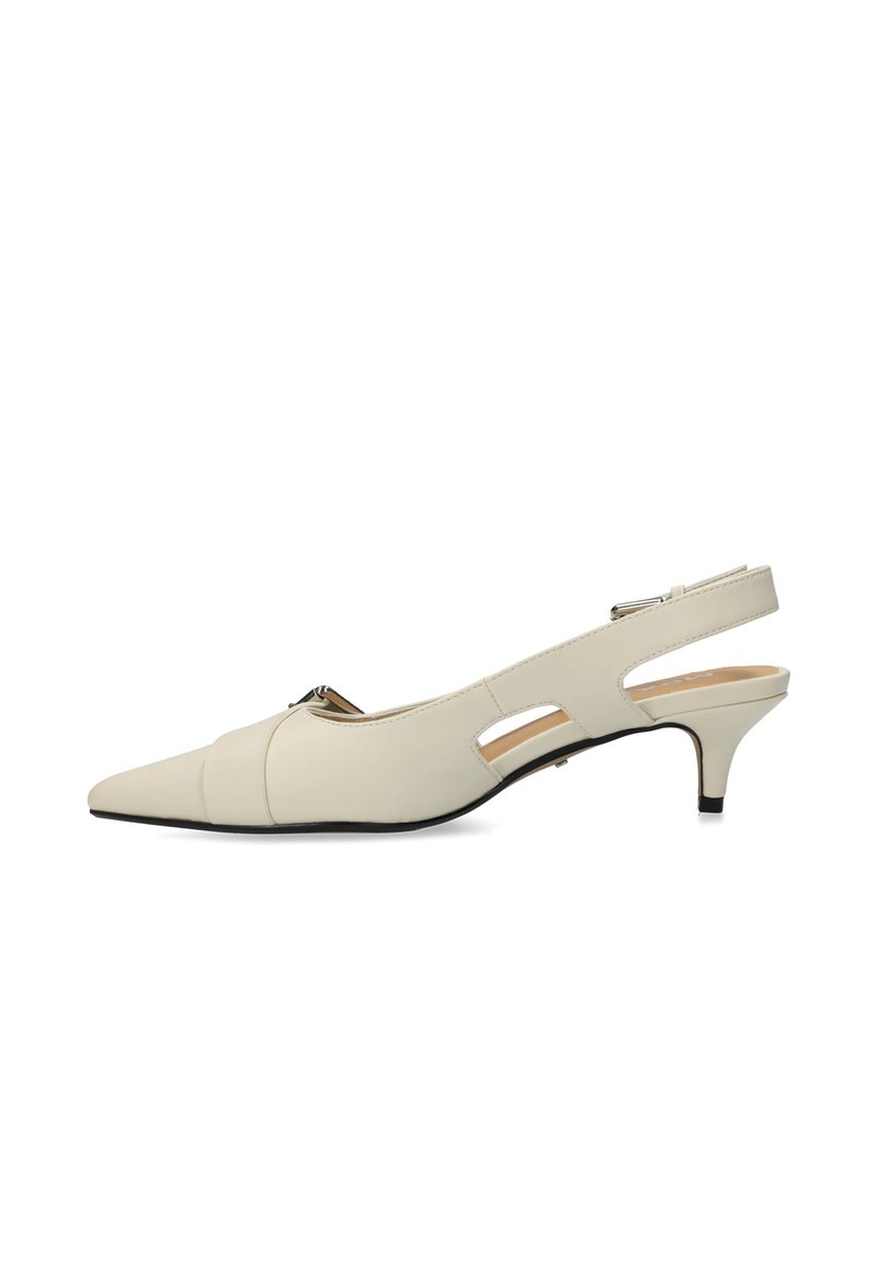 Slingback-hakken van off-white leer, met puntige neus, een kleine hak, zijsnedes en opvallende stikdetails.