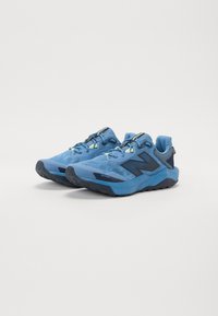 Zapatillas deportivas azules con parte superior de malla, acentos azul oscuro, puntera reforzada y suela de goma para tracción y durabilidad.