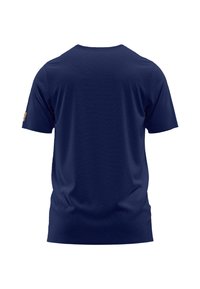 Camiseta de color azul marino con cuello redondo y mangas cortas. Hecha de un tejido suave con una textura lisa. Incluye un pequeño parche con el logo.