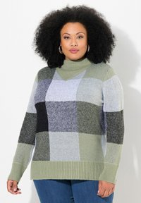 Strickturtleneck-Pullover mit einem Blockmuster in verschiedenen Grüntönen, Grau und Schwarz. Weiche Textur mit geripptem Saum und Bündchen.