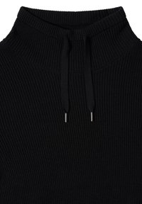 Schwarzer gerippter Rollkragenpullover mit hohem Kragen und Zugbändern, ausgestattet mit metallischen Spitzen und einem strukturierten Strickmuster.