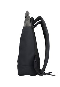 Sac à dos en bandoulière noir au design épuré, fabriqué dans un matériau durable. Il présente un accent gris sur le dessus et des sangles réglables pour plus de confort.