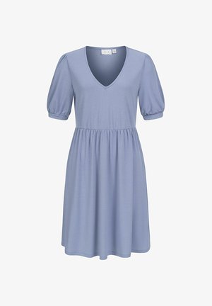 Šviesiai mėlyna suknelė su V formos iškirpte, trumpomis pūstomis rankovėmis, tekstūruota banguota medžiaga ir A formos siluetu, turinti prigludusią kūną ir platėjančią sijoną.