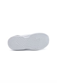 Suola di scarpa con base in gomma bianca. Presenta un motivo testurizzato con scanalature ondulate, quadrati e un logo sul lato sinistro.