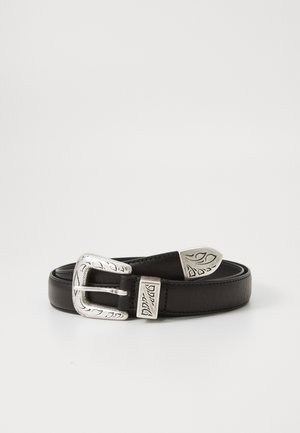 Cinto de couro preto com uma fivela prateada decorativa apresentando padrões de folhas em relevo e pontas arredondadas. Textura suave, design clássico.
