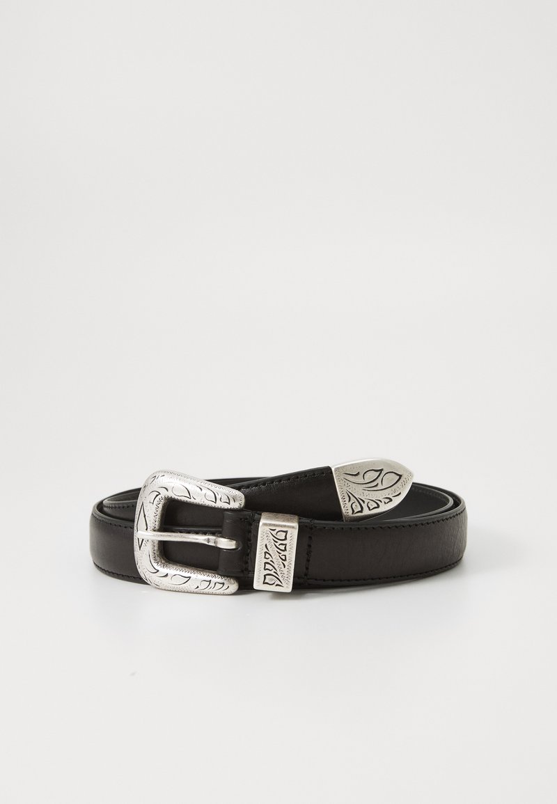 Cinturón de cuero negro con una hebilla decorativa de plata que presenta patrones de hojas en relieve y puntas redondeadas. Textura suave, diseño clásico.
