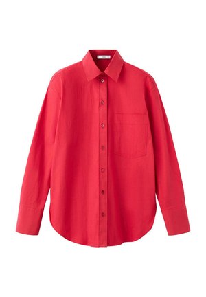 Camisa roja de manga larga con botones, con un solo bolsillo en el pecho y cuello clásico, mostrada sobre un fondo blanco.