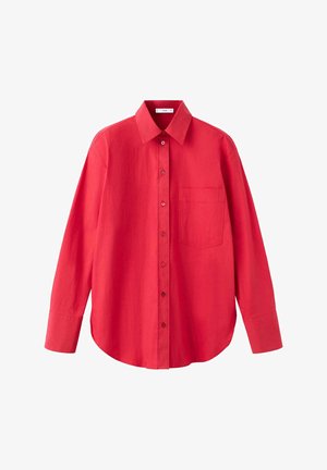 Camisa roja de manga larga con botones, con un solo bolsillo en el pecho y cuello clásico, mostrada sobre un fondo blanco.