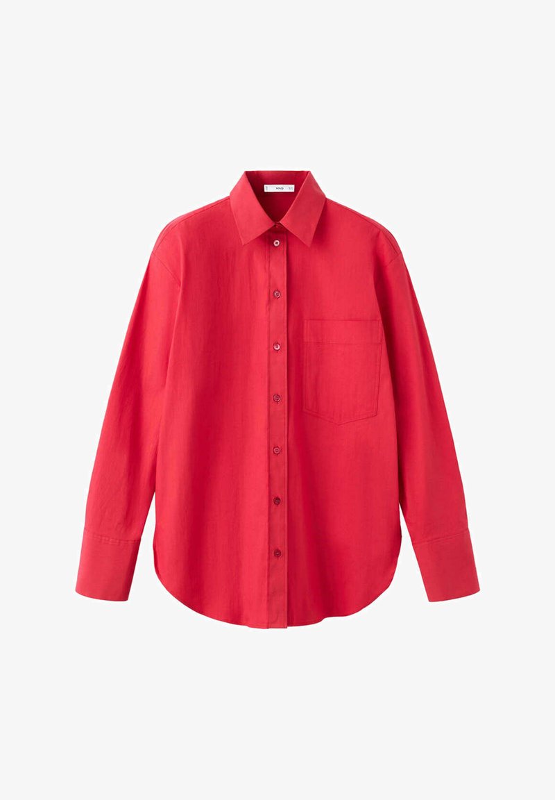 Camisa roja de manga larga con botones, con un solo bolsillo en el pecho y cuello clásico, mostrada sobre un fondo blanco.