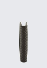 Zwarte carbon fiber portemonnee met een slanke, rechthoekige vorm. Bevat een gestructureerd oppervlak en versterkte randen voor duurzaamheid.