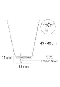 Collana in argento sterling con pendente a forma di croce, con una larghezza di 22 mm e un'altezza di 14 mm, adornata da numerosi piccoli pietre. Lunghezza della catena: 43-46 cm.