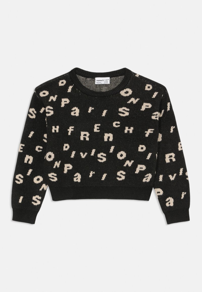 Schwarzer Pullover mit Rundhals, der ein strukturiertes Muster aus cremefarbenen Buchstaben und Wörtern aufweist, gerippte Bündchen und Saum hat.