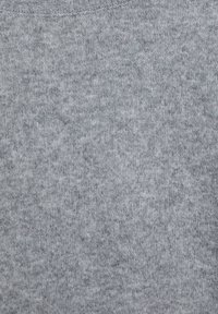 Pulover gri deschis cu un model moale și texturat de tricotat. Are decolteu rotund și nu are elemente vizibile de fixare sau accente.