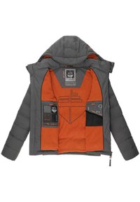 Chaqueta puffer gris desenfundada, con un interior de forro polar naranja, varios bolsillos y etiquetas de marca en negro, gris y toques de naranja.