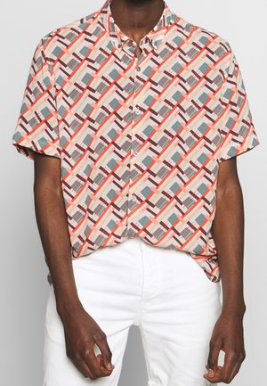 Camicia a maniche corte con bottoni in un motivo geometrico, caratterizzata da colori come corallo, teal e beige, realizzata in tessuto leggero.