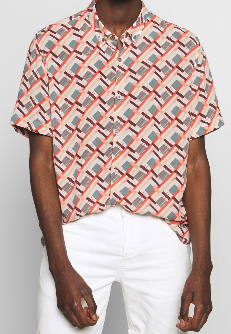 Camicia a maniche corte con bottoni in un motivo geometrico, caratterizzata da colori come corallo, teal e beige, realizzata in tessuto leggero.