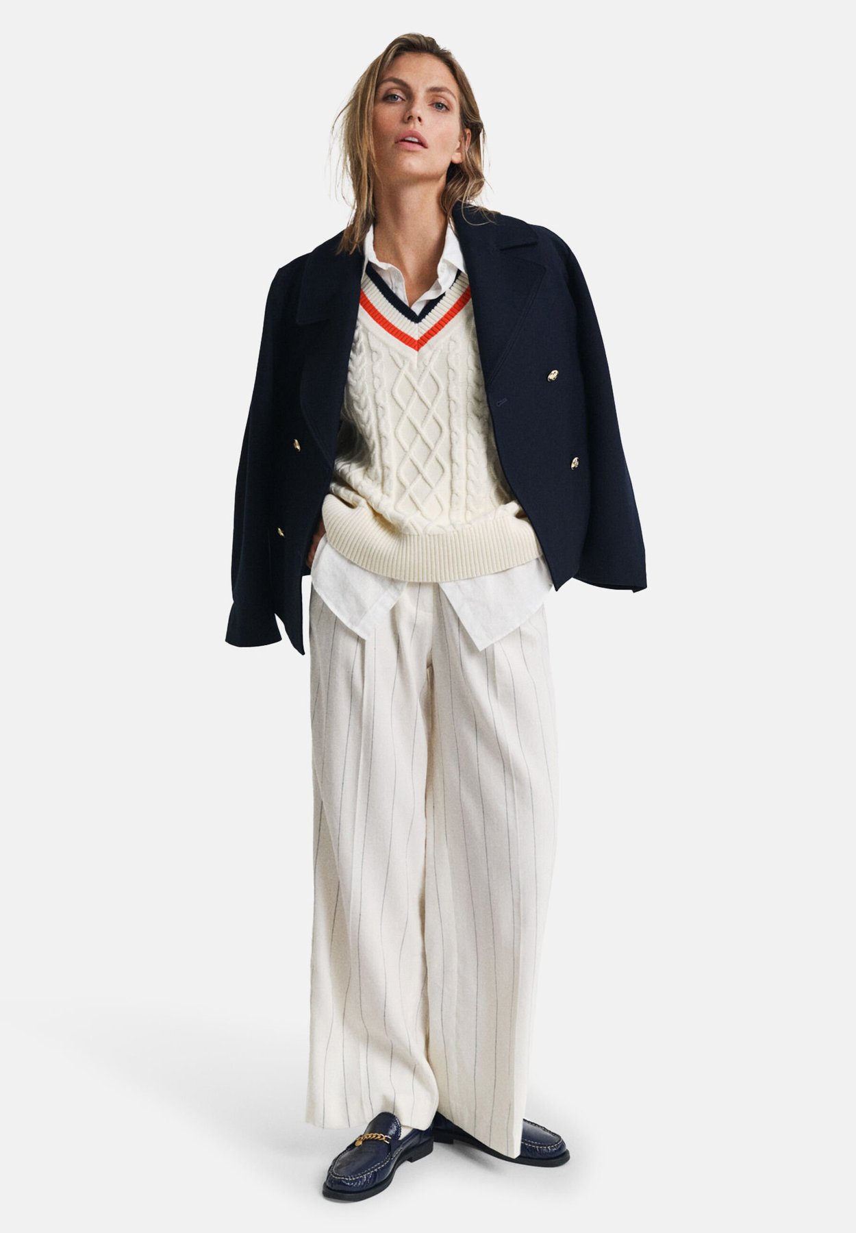 CONTRAST CABLE V-NECK
