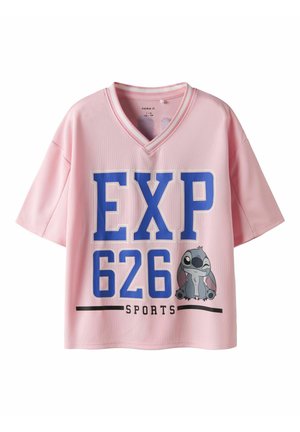 Lyserød kortærmet sports t-shirt lavet af mesh-stof, med blå 'EXP 626' tryk og en tegneseriefigur foran. V-hals design.