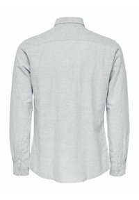 Lichtgrijs langarm shirt gemaakt van een gestructureerde stof met een kraag, knoopmanchetten en een gebogen zoom. Eenvoudig, klassiek ontwerp.
