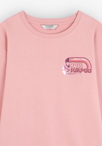 Sudadera rosa hecha de una tela suave, con un escote redondo. El diseño incluye un gráfico multicolor con el texto "RACE SCALPERS" y un motivo de calavera.