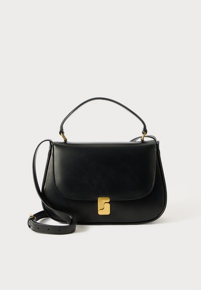 Sac à épaule en cuir noir avec une forme structurée, une anse supérieure, une bandoulière réglable et un fermoir à claque en ton doré sur le devant.
