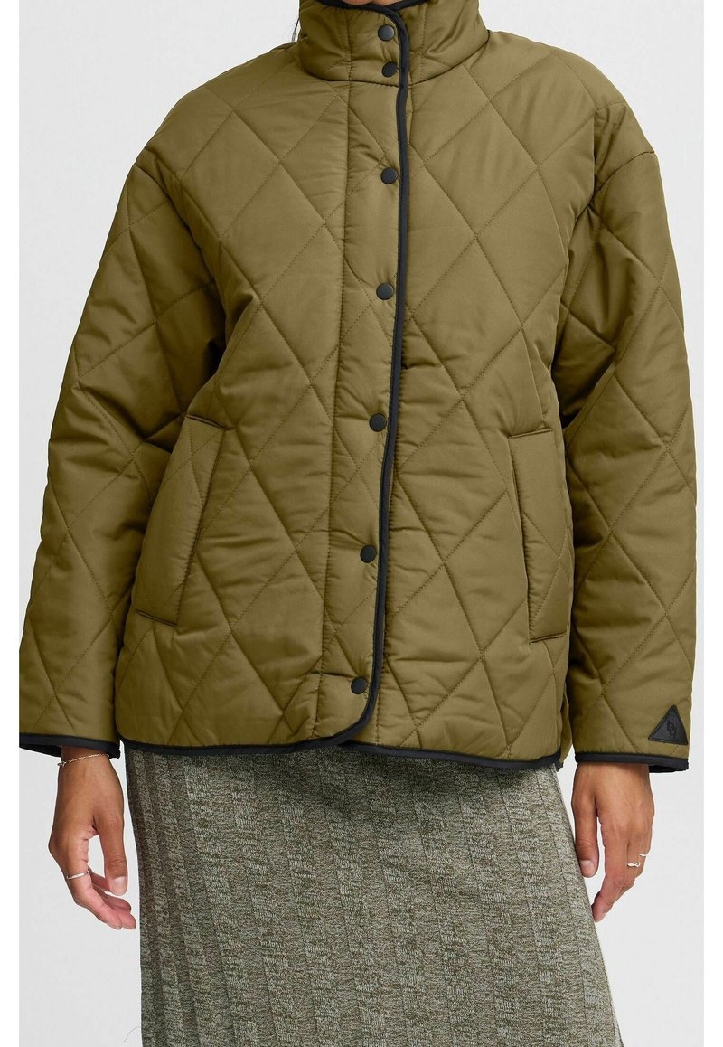 Giacca imbottita verde oliva con colletto alto, rifiniture nere, bottoni a pressione e tasche laterali. Tessuto testurizzato con motivo a rombi.