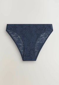 Navyblauwe kant slipjes met bloemenpatronen, zachte textuur, medium bedekking en een gladde tailleband.