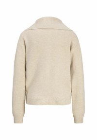Maglione beige in lana con maniche lunghe, polsini e orlo a coste, e un ampio colletto ripiegato, mostrato dal retro su uno sfondo bianco.