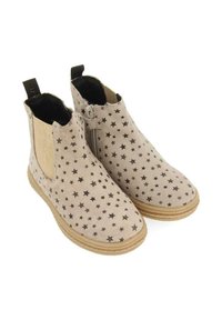 Botines de ante beige con patrón de estrellas negras, paneles laterales elásticos y cierre de cremallera. Suelas de goma y una pestaña para ponérselos fácilmente.