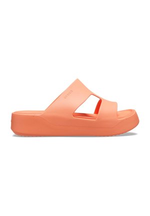 Perzikkleurige platform slide sandalen met een gladde, rubberachtige textuur, voorzien van open zijkanten en een ronde neusontwerp.